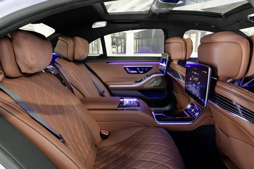 Intérieur cuir de la Mercedes Classe S, transfert privé avec chauffeur vers les stations de ski