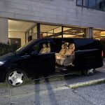 Mercedes Classe VIP noire avec chauffeur privé devant l'hôtel, transfert vers les stations de ski