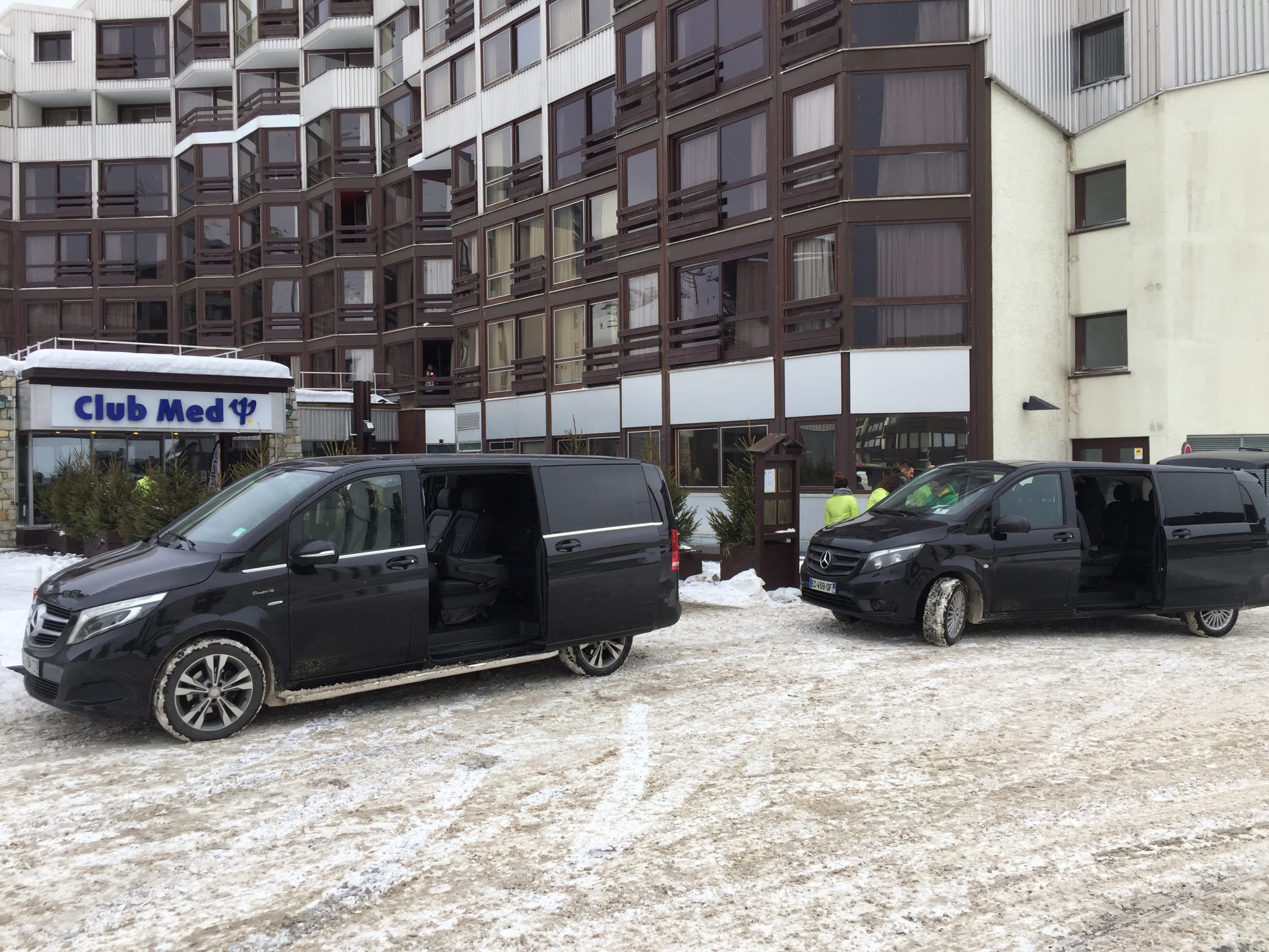Chauffeur VTC à Tignes — deux Mercedes Classe V noires devant le Club Med sous la neige