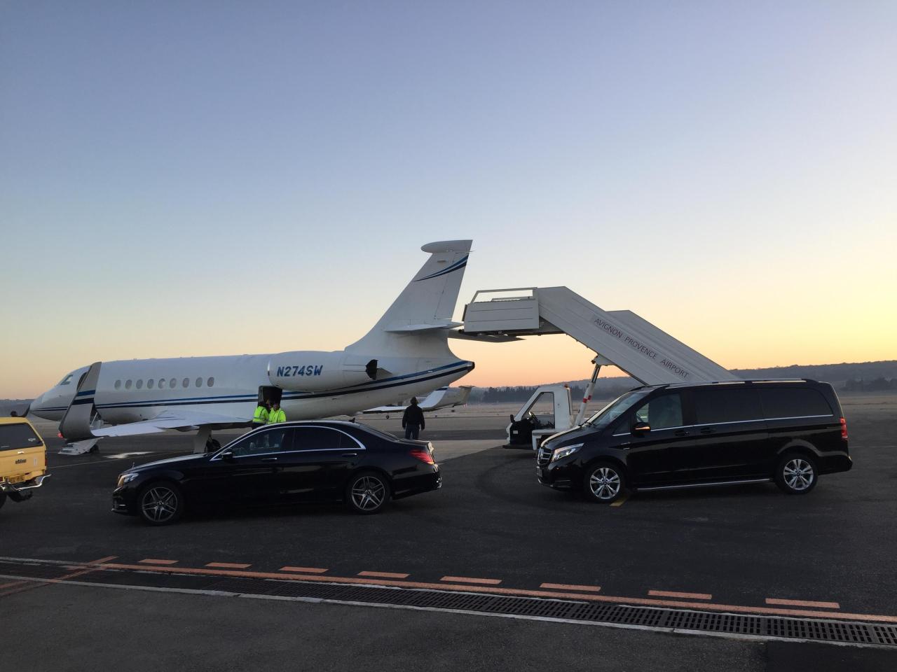 Location de voiture avec chauffeur à Tignes : Mercedes Classe S et Classe V au pied d'un jet privé sur le tarmac