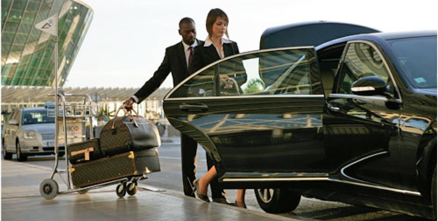 Chauffeurs privés VTC à Tignes accueillant un client à l'aéroport